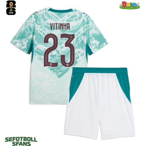 Portugal Vitinha #23 Bortaställ Barn VM 2026 Kortärmad (+ Korta byxor) Portugal Vitinha #23 Bortaställ Barn VM 2026 Kortärmad (+ Korta byxor)